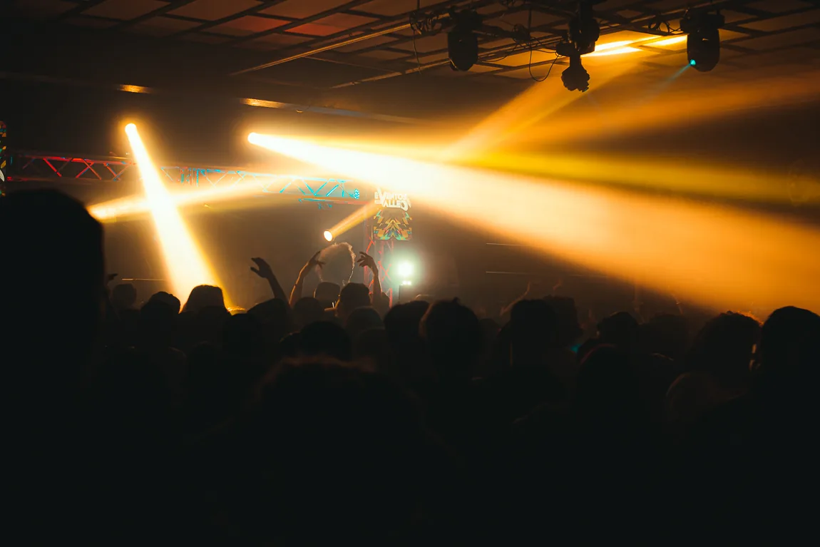 Evento con iluminación profesional y público en Pérez Zeledón, producción Eventos del Valle