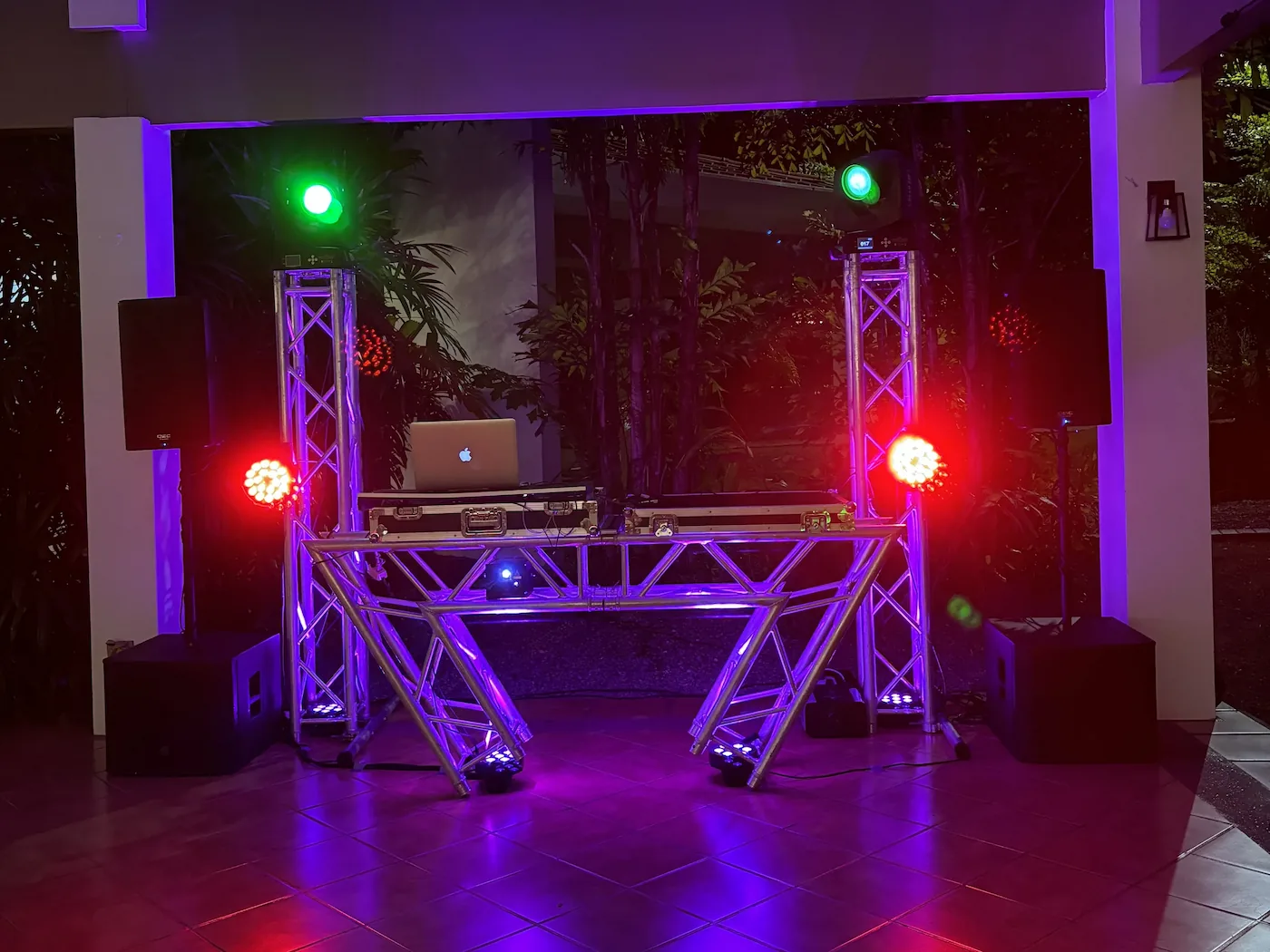 Setup DJ con booth truss e iluminación para evento privado en Costa Rica