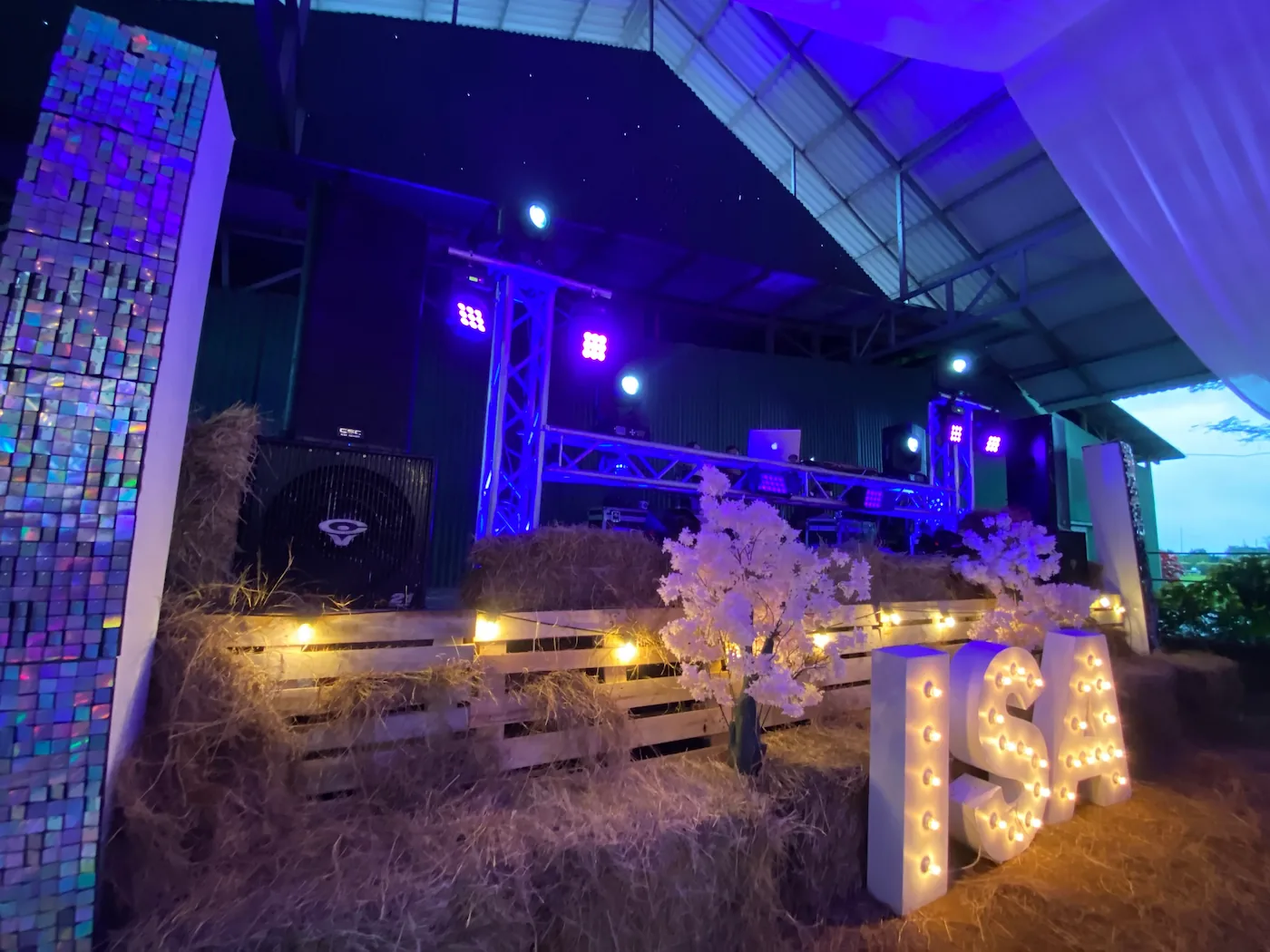 Producción de evento al aire libre con estructura truss e iluminación, Pérez Zeledón