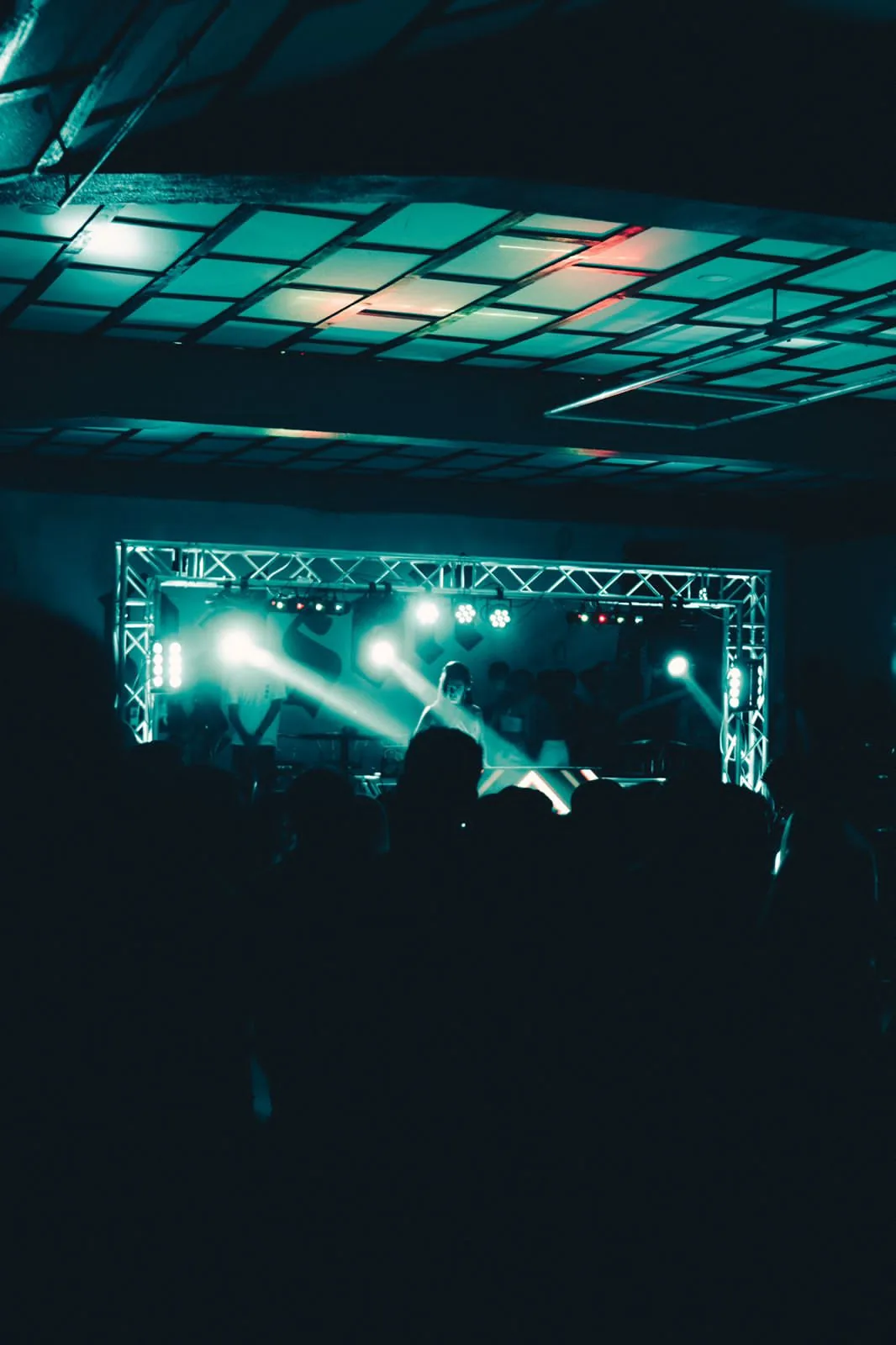 Escenario con iluminación beam y estructura truss profesional para evento en Costa Rica