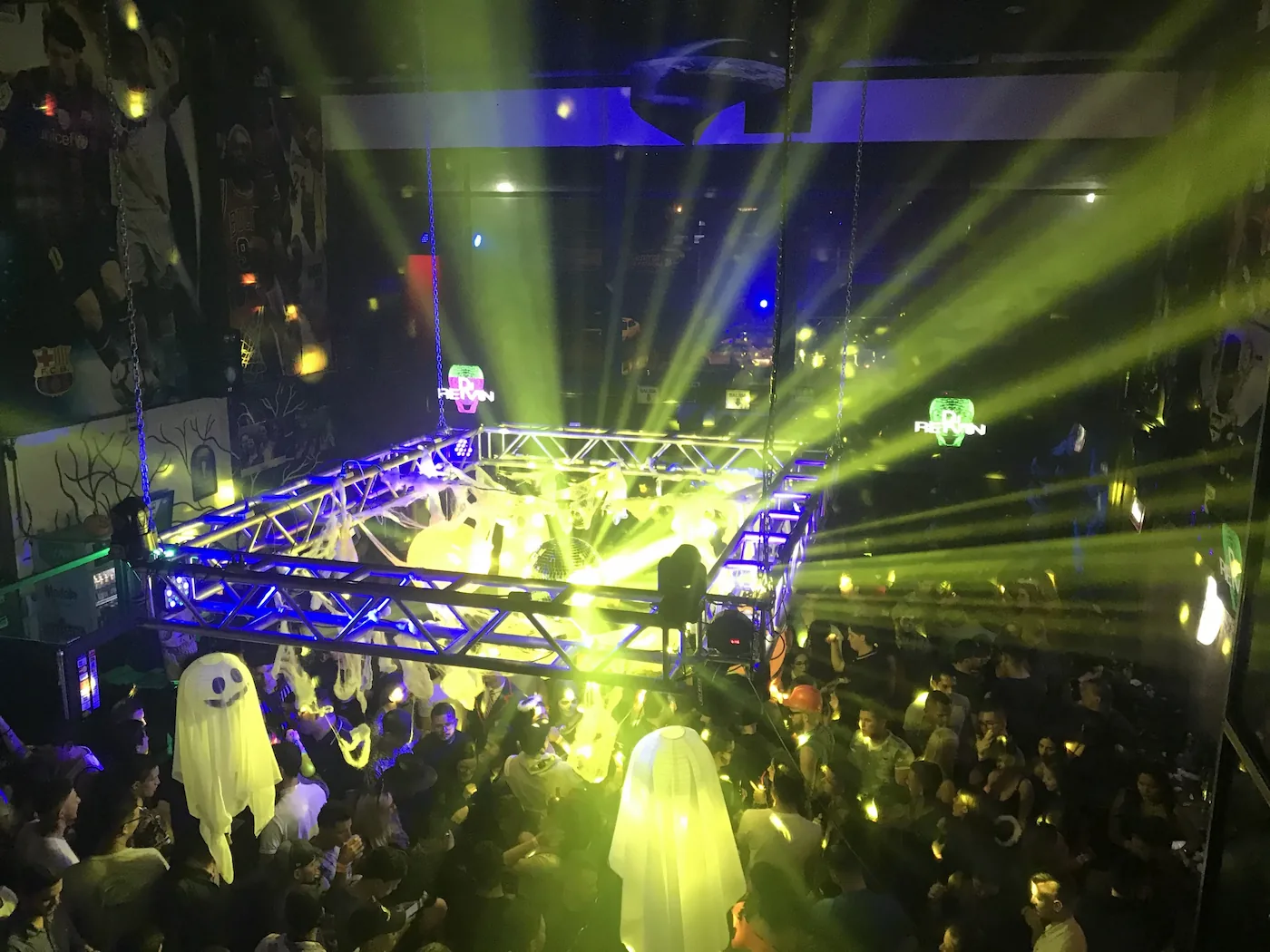 Evento temático de Halloween con iluminación y estructura truss, producción profesional